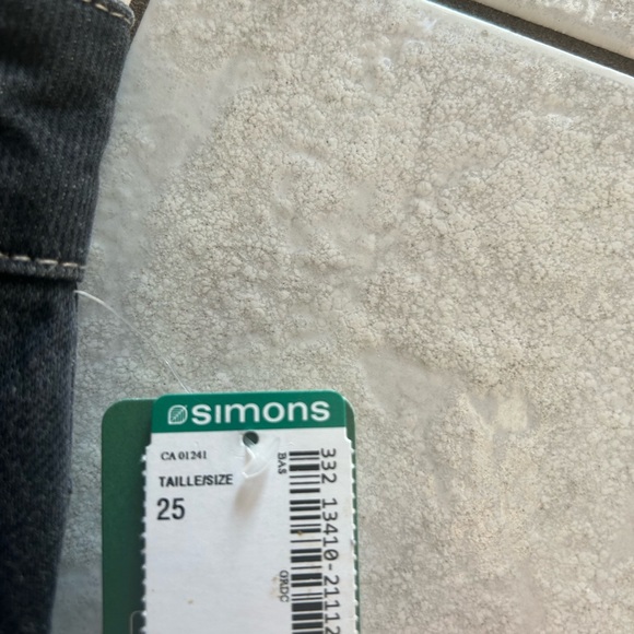 Black High-Waisted Jeans - Picture 2 of 4